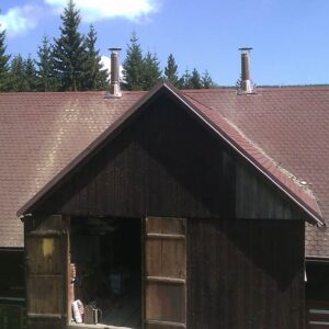 Komín na staré dřevěné chatě
