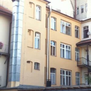 Komín umístněný na bytovém domě