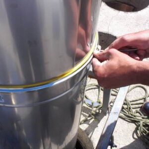 Muž skládající roury pro vedení dýmu